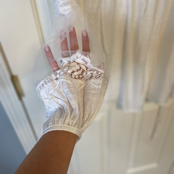 ❄️☃️wintry white date night sheer just a bit  to opaque blouse size M/L NWOT 🔥 - Picture 6 of 6